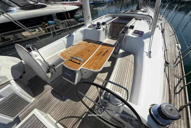 Яхта Beneteau 50